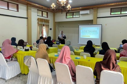 Guru SMP Muhammadiyah 3 Mlati mengikuti pelatihan AI. Pelatihan ini guru mampu memanfaatkanya dalam pembelajaran agar kian interaktif.