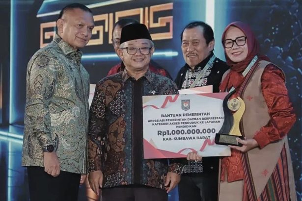 Wakil Bupati Sumbawa Barat, Hanipah, saat menerima penghargaan terbaik ke III dari Kemendagri untuk kategori Akses Layanan Pendidikan. (Foto: Prokopim Sumbawa Barat)