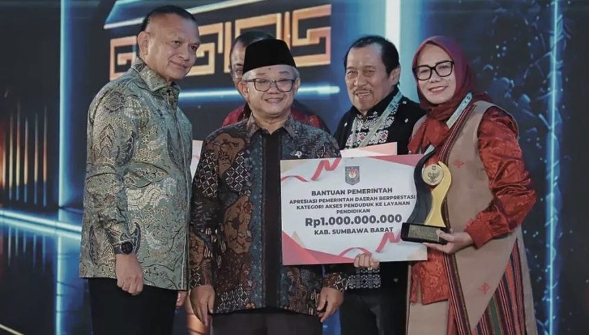Wakil Bupati Sumbawa Barat, Hanipah, saat menerima penghargaan terbaik ke III dari Kemendagri untuk kategori Akses Layanan Pendidikan. (Foto: Prokopim Sumbawa Barat)