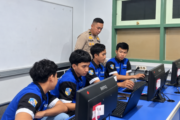 Ipda Tulus sedang memberikan tutorial penggunaan AI terhadap Siswa SMK Muhammadiyah Sukoharjo