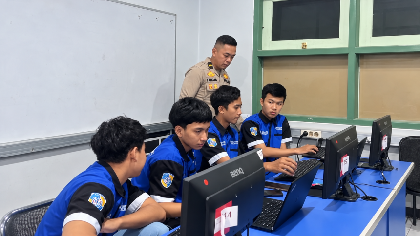Ipda Tulus sedang memberikan tutorial penggunaan AI terhadap Siswa SMK Muhammadiyah Sukoharjo