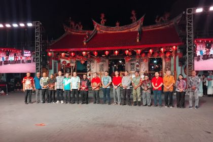foto bersama pengurus klenteng dan forkopimda setelah dibukanya festival kue bulan kota yogyakarta