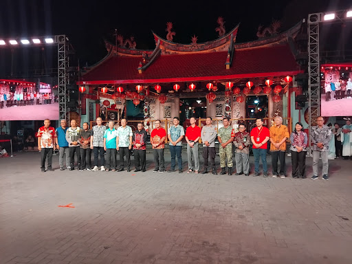 foto bersama pengurus klenteng dan forkopimda setelah dibukanya festival kue bulan kota yogyakarta