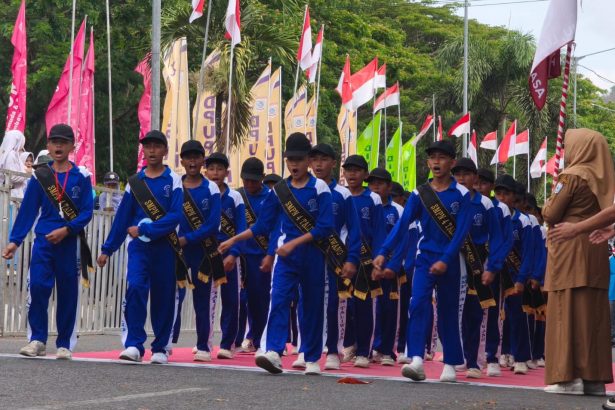 Pelepasan salah satu regu pada ajang Gerak Jalan Tepat Waktu (GJTW) Sumbawa Barat 2026 kategori SMP-SMA sederajat.