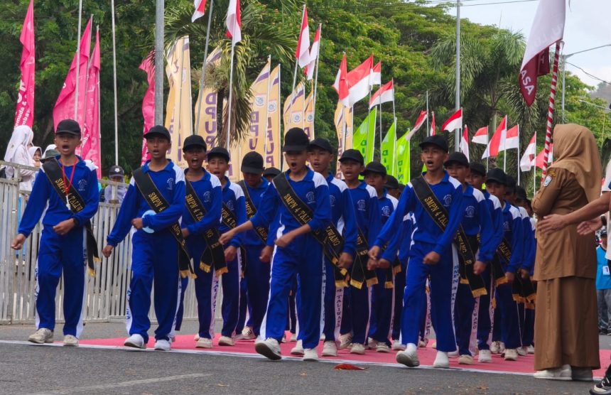 Pelepasan salah satu regu pada ajang Gerak Jalan Tepat Waktu (GJTW) Sumbawa Barat 2026 kategori SMP-SMA sederajat.