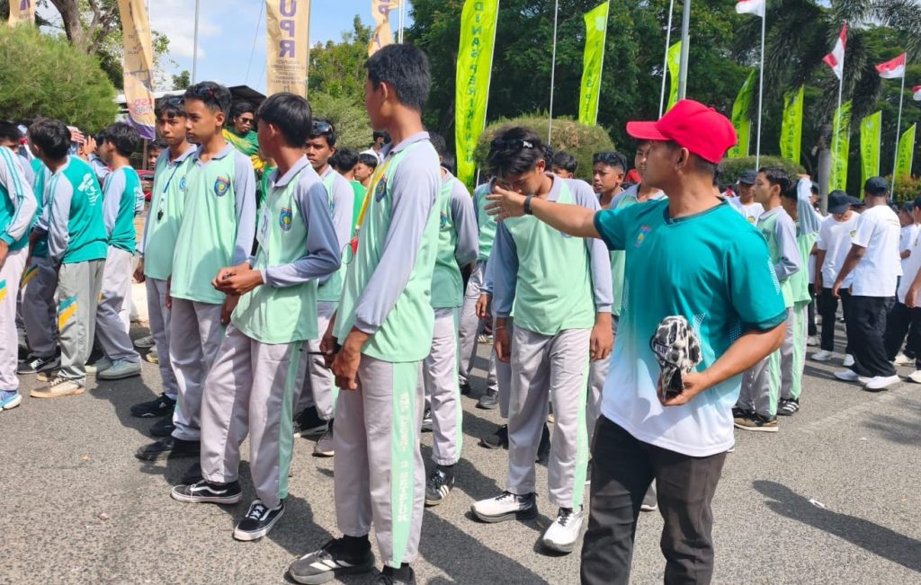 Guru pendamping SMPN 2 Seteluk, Doni Ardiansyah, saat mempersiapkan barisan regu putra.