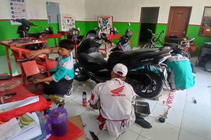SMK NU 01 Belik menggelar kegiatan servis motor gratis bagi masyarakat, Kamis (5/8/2026. Kegiatan ini menggandeng jaringan bengkel resmi salah satu perusahaan otomotif ternama di Belik
