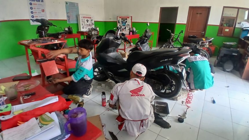 SMK NU 01 Belik menggelar kegiatan servis motor gratis bagi masyarakat, Kamis (5/8/2026. Kegiatan ini menggandeng jaringan bengkel resmi salah satu perusahaan otomotif ternama di Belik