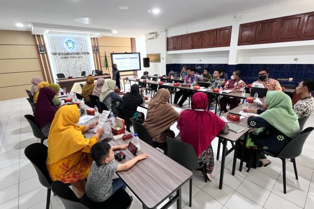 Adaptasi Guru Mugadeta Sleman meaksimalkan smartboard untuk pembelajaran