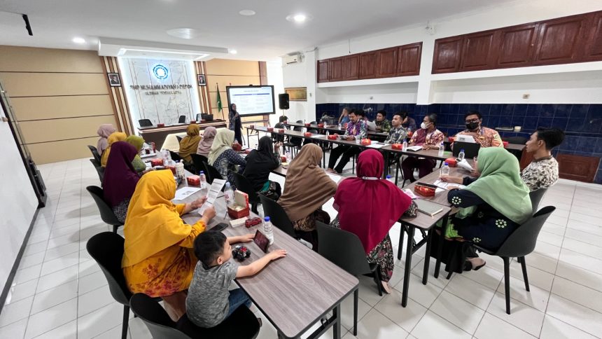 Adaptasi Guru Mugadeta Sleman meaksimalkan smartboard untuk pembelajaran