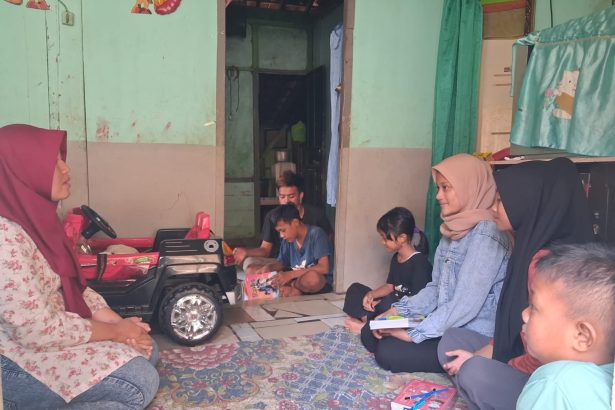 Tiga Bersaudara Putus Sekolah Kembali Belajar, Tutor Datang ke Rumah