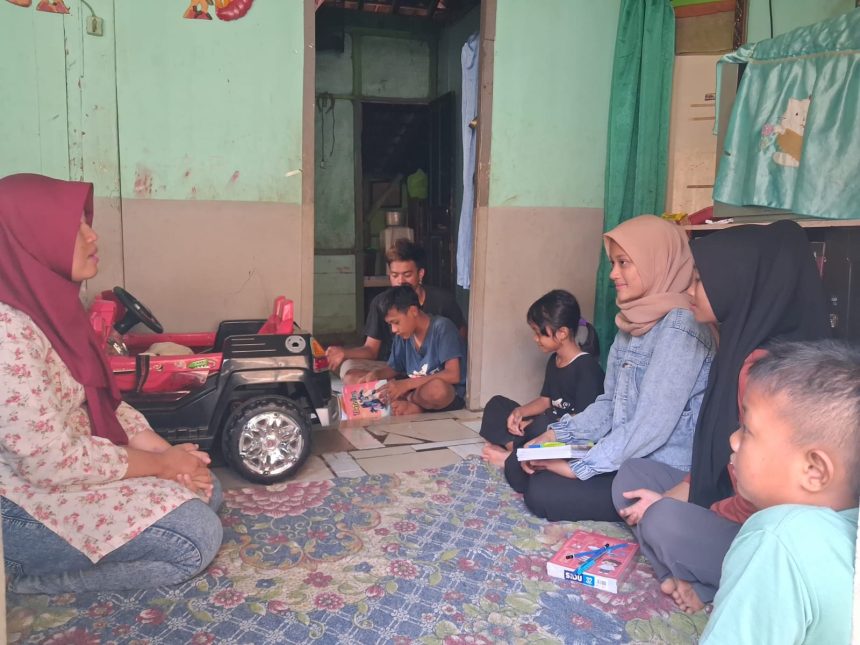 Tiga Bersaudara Putus Sekolah Kembali Belajar, Tutor Datang ke Rumah