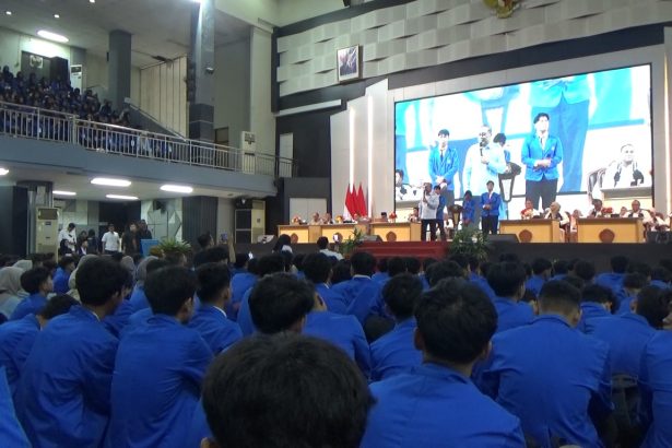 Menteri Koordinator Bidang Pangan Zulkifli Hasan memberikan kuliah umum kepada lebih dari 4.000 mahasiswa baru Universitas Muhammadiyah Purwokerto, mendorong generasi muda berani melihat dan mengambil peluang.