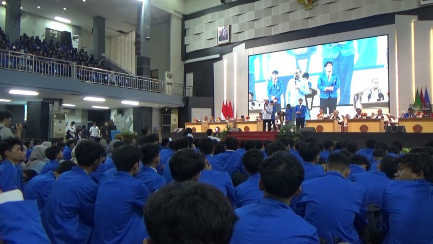 Menteri Koordinator Bidang Pangan Zulkifli Hasan memberikan kuliah umum kepada lebih dari 4.000 mahasiswa baru Universitas Muhammadiyah Purwokerto, mendorong generasi muda berani melihat dan mengambil peluang.