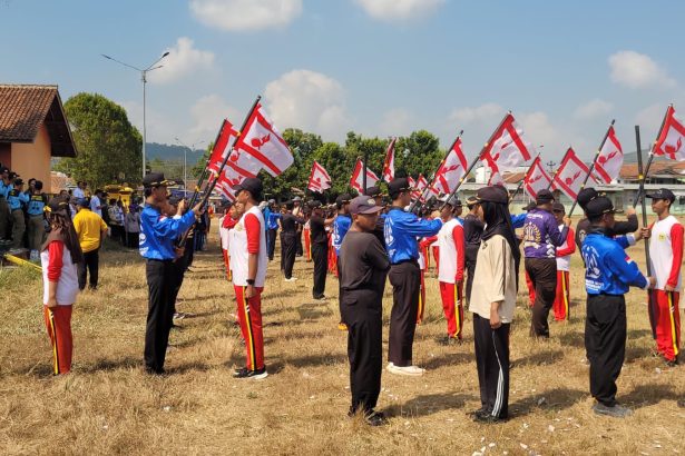 Anggota Pramuka Kwarran Kebasen bersiap melanjutkan Estafet Tunas Kelapa Kwarda Jawa Tengah 2026 melalui dua etape dari Cindaga menuju Tumiyang dan Patikraja, Banyumas.