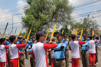 Anggota Pramuka dari Kwarran Patikraja dan Purwokerto Selatan mengikuti gladi bersama untuk persiapan Estafet Tunas Kelapa Kwarda Jawa Tengah 2026