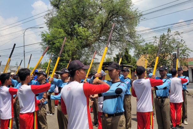 Anggota Pramuka dari Kwarran Patikraja dan Purwokerto Selatan mengikuti gladi bersama untuk persiapan Estafet Tunas Kelapa Kwarda Jawa Tengah 2026