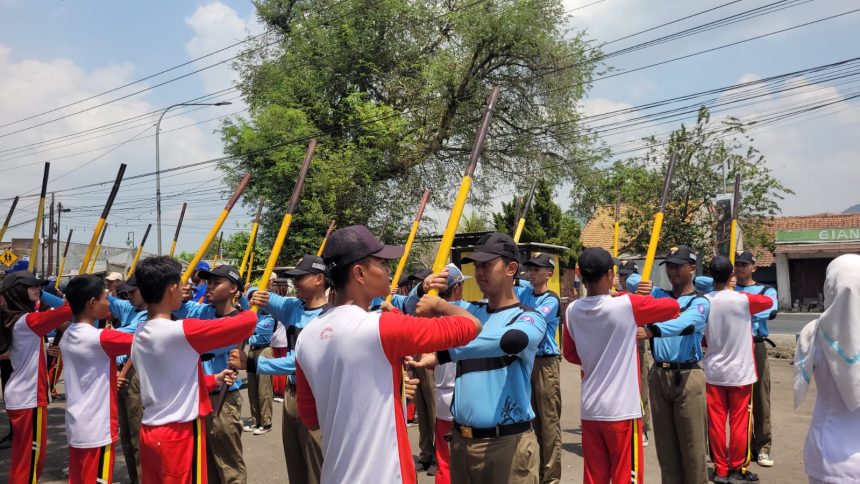 Anggota Pramuka dari Kwarran Patikraja dan Purwokerto Selatan mengikuti gladi bersama untuk persiapan Estafet Tunas Kelapa Kwarda Jawa Tengah 2026