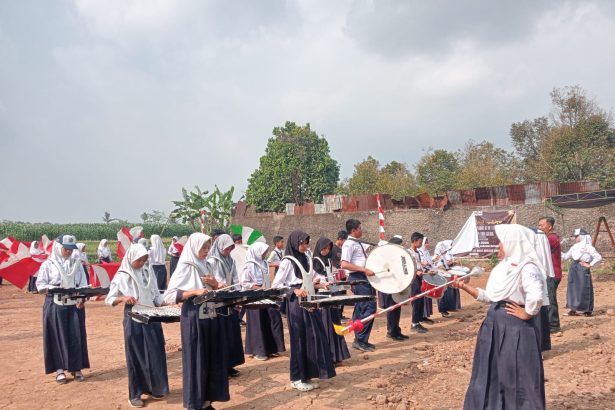 Sebanyak 65 personel Marching Band Gema Mujahidin dari Pramuka Penggalang MTs Negeri Banyumas bersiap tampil memeriahkan Estafet Tunas Kelapa Kwarda Jawa Tengah 2026.