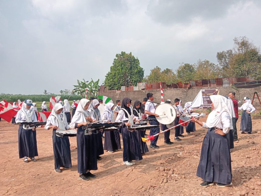 Sebanyak 65 personel Marching Band Gema Mujahidin dari Pramuka Penggalang MTs Negeri Banyumas bersiap tampil memeriahkan Estafet Tunas Kelapa Kwarda Jawa Tengah 2026.