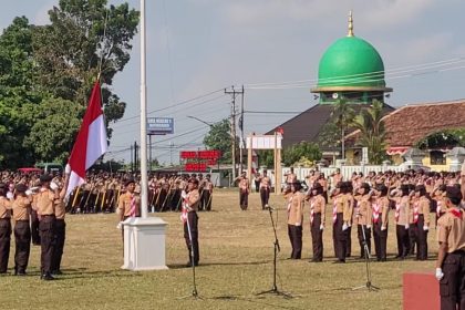 Pasukan Tunas Muda Kwarran Baturraden mengikuti upacara Hari Pramuka di Lapangan Akrab, Desa Rempoah, Banyumas, dengan penampilan pengibaran bendera yang kompak dan disiplin.