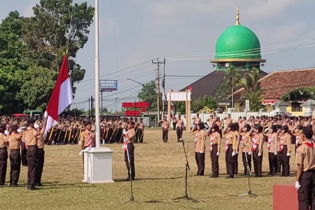 Pasukan Tunas Muda Kwarran Baturraden mengikuti upacara Hari Pramuka di Lapangan Akrab, Desa Rempoah, Banyumas, dengan penampilan pengibaran bendera yang kompak dan disiplin.
