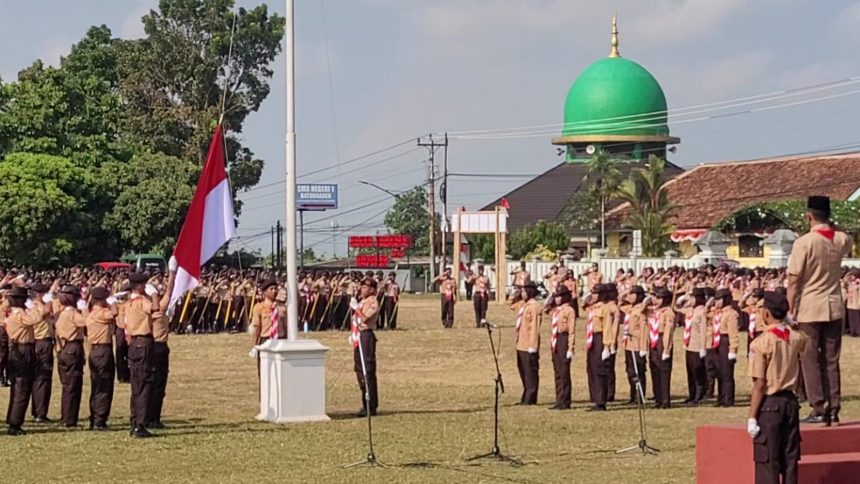 Pasukan Tunas Muda Kwarran Baturraden mengikuti upacara Hari Pramuka di Lapangan Akrab, Desa Rempoah, Banyumas, dengan penampilan pengibaran bendera yang kompak dan disiplin.