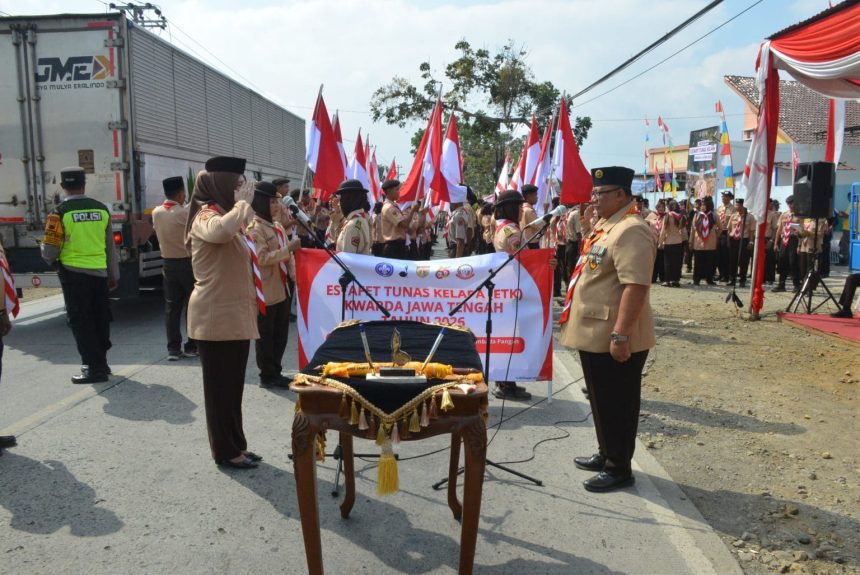 Prosesi timbang terima Estafet Tunas Kelapa Kwarda Jawa Tengah 2026 dari Kwarcab Cilacap kepada Kwarcab Banyumas di Desa Cindaga, Kecamatan Kebasen, Jumat (4/9).