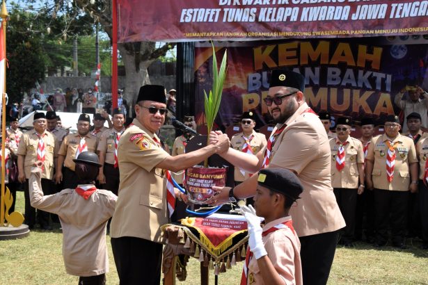Bupati Banyumas Sadewo Tri Lastiono menerima Pasukan Estafet Tunas Kelapa 2026 dari Kwarcab Purbalingga di Lapangan Desa Silado, Kecamatan Sumbang, Banyumas.
