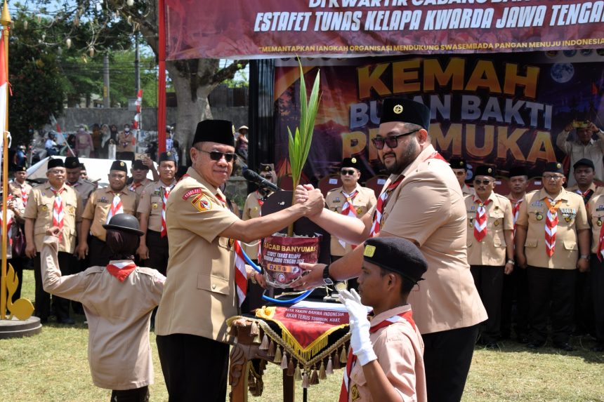 Bupati Banyumas Sadewo Tri Lastiono menerima Pasukan Estafet Tunas Kelapa 2026 dari Kwarcab Purbalingga di Lapangan Desa Silado, Kecamatan Sumbang, Banyumas.