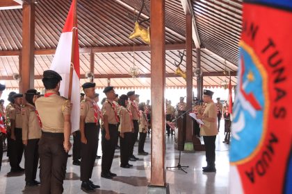 Bupati Banyumas Sadewo Tri Lastiono mengukuhkan 39 anggota Pramuka sebagai Pasukan Tunas Muda Tahun 2026 di Pendopo Sipanji Purwokerto. Puluhan pramuka tersebut akan bertugas dalam upacara Hari Pramuka ke-65 Tingkat Jawa Tengah di GOR Satria Purwokerto