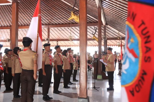 Bupati Banyumas Sadewo Tri Lastiono mengukuhkan 39 anggota Pramuka sebagai Pasukan Tunas Muda Tahun 2026 di Pendopo Sipanji Purwokerto. Puluhan pramuka tersebut akan bertugas dalam upacara Hari Pramuka ke-65 Tingkat Jawa Tengah di GOR Satria Purwokerto