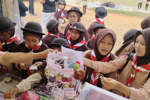 Pengunjung melihat dan membeli berbagai produk kerajinan serta kuliner hasil pembinaan Warga Binaan Rutan Banyumas di Stand Gugus Depan Teritorial Lapas/Rutan dalam Festival Pramuka Banyumas 2026 di GOR Satria Purwokerto.