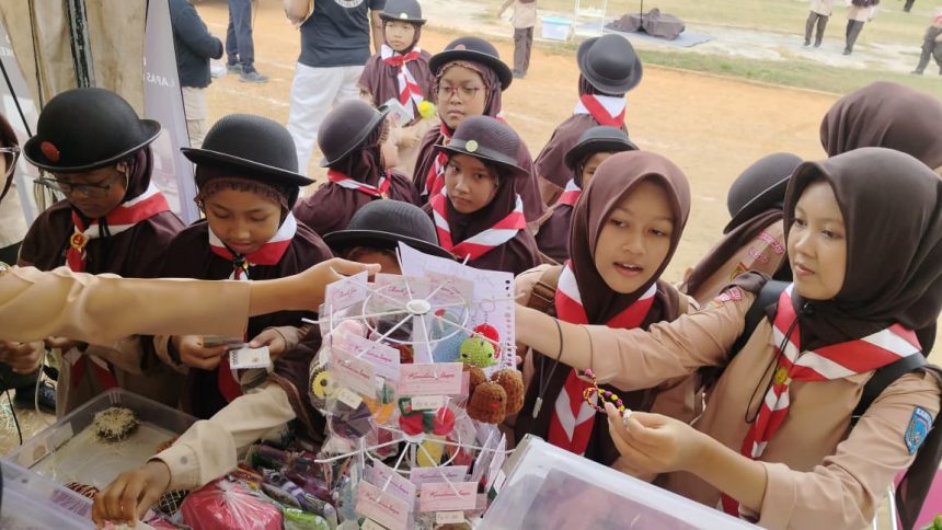 Pengunjung melihat dan membeli berbagai produk kerajinan serta kuliner hasil pembinaan Warga Binaan Rutan Banyumas di Stand Gugus Depan Teritorial Lapas/Rutan dalam Festival Pramuka Banyumas 2026 di GOR Satria Purwokerto.