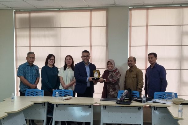 Tim FISIP Unsoed bersama jajaran FELC Unimas dalam kunjungan kerja sama internasional di Kuching, Sarawak.