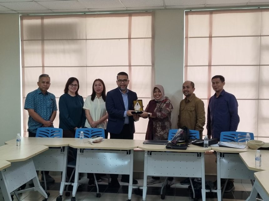 Tim FISIP Unsoed bersama jajaran FELC Unimas dalam kunjungan kerja sama internasional di Kuching, Sarawak.