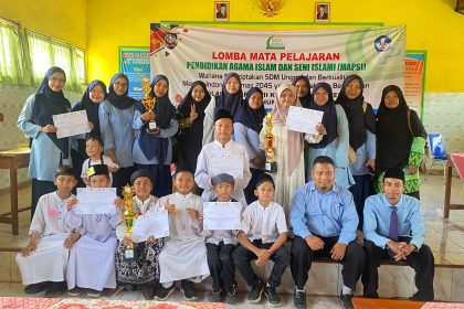 Siswa dan guru SD Muhammadiyah Jatinegara berpose bersama setelah meraih enam prestasi dalam Lomba MAPSI tingkat Kecamatan Jatinegara, Kabupaten Tegal.