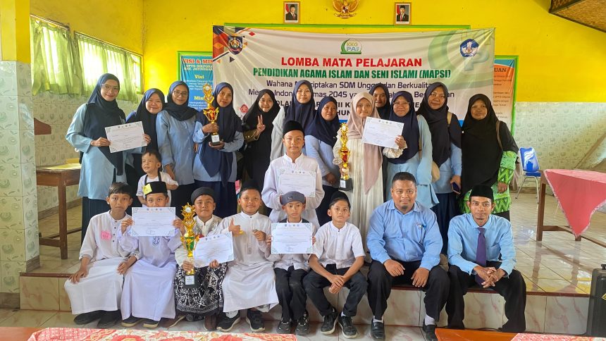 Siswa dan guru SD Muhammadiyah Jatinegara berpose bersama setelah meraih enam prestasi dalam Lomba MAPSI tingkat Kecamatan Jatinegara, Kabupaten Tegal.