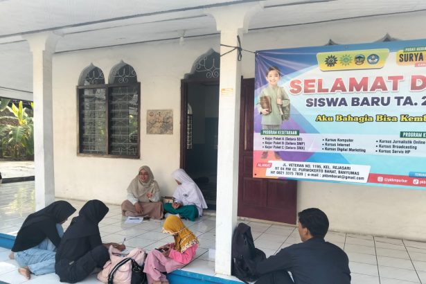 Pembelajaran Kejar Paket C PKBM Surya Muhammadiyah Purwokerto Barat diikuti 26 peserta didik di serambi Masjid Muttaqin, Kalibogor, Rejasari, Rabu (16/9/2026).