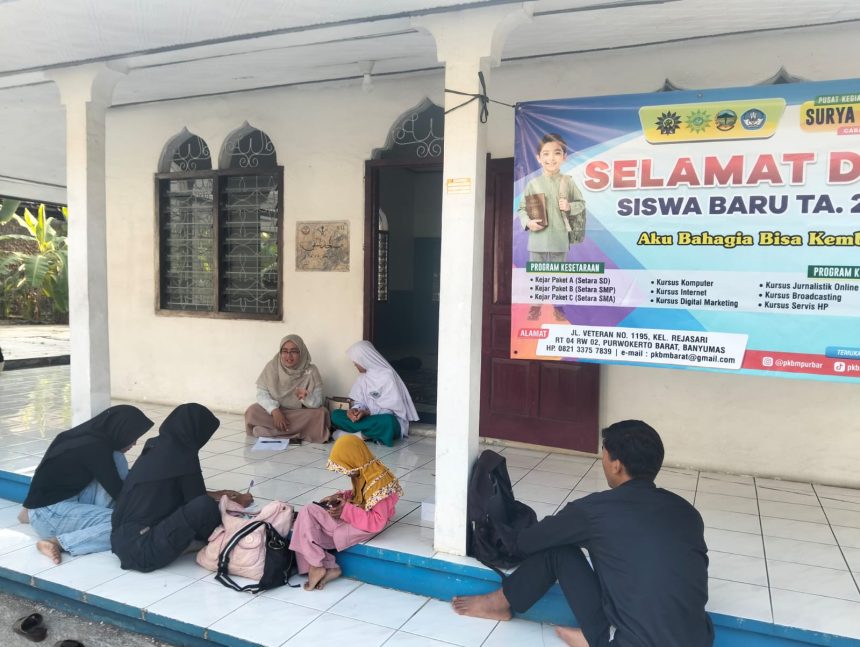Pembelajaran Kejar Paket C PKBM Surya Muhammadiyah Purwokerto Barat diikuti 26 peserta didik di serambi Masjid Muttaqin, Kalibogor, Rejasari, Rabu (16/9/2026).