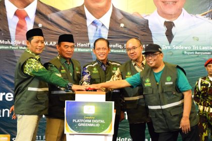 Wamenko Pangan Hanif Faisol Nurofiq bersama Bupati Banyumas Sadewo Tri Lastiono menghadiri pengukuhan 1.014 Satgas Green Movement Muhammadiyah (GreenMu) di Hotel Java Heritage Purwokerto.