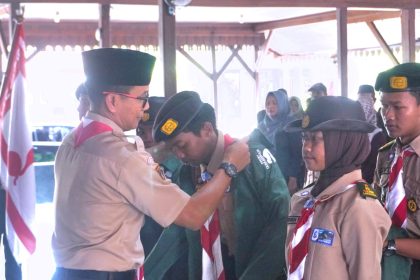 Kontingen Pramuka Banyumas mengikuti pelepasan sebelum berangkat ke Perkemahan Wirakarya Daerah XI Kwarda Jawa Tengah di Pendopo Si Panji Purwokerto.