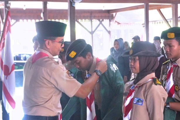 Kontingen Pramuka Banyumas mengikuti pelepasan sebelum berangkat ke Perkemahan Wirakarya Daerah XI Kwarda Jawa Tengah di Pendopo Si Panji Purwokerto.