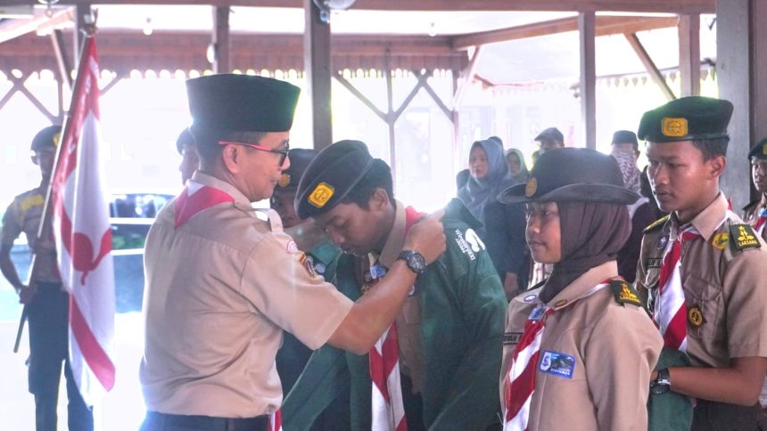 Kontingen Pramuka Banyumas mengikuti pelepasan sebelum berangkat ke Perkemahan Wirakarya Daerah XI Kwarda Jawa Tengah di Pendopo Si Panji Purwokerto.