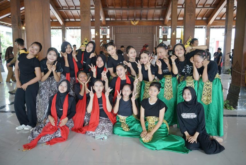 Para pelajar Brebes Selatan mematangkan latihan pementasan “Sentra Tasik” di Sanggar Suwung Bumiayu. Mereka menyiapkan lakon cerita rakyat Nyi Rantansari untuk tampil di Anjungan Jawa Tengah, TMII, Jakarta.