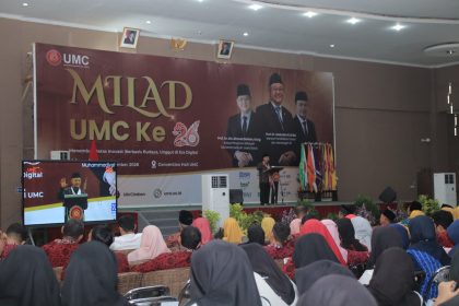 Mendikdasmen Abdul Mu’ti menyampaikan materi dalam Puncak Milad ke-26 Universitas Muhammadiyah Cirebon (UMC) di Convention Hall UMC, Cirebon. Foto: Istimewa.