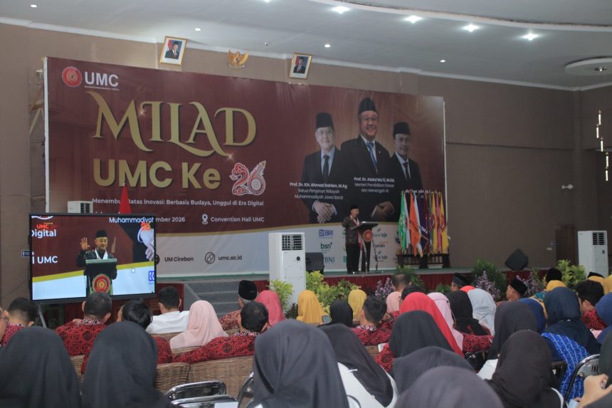 Mendikdasmen Abdul Mu’ti menyampaikan materi dalam Puncak Milad ke-26 Universitas Muhammadiyah Cirebon (UMC) di Convention Hall UMC, Cirebon. Foto: Istimewa.