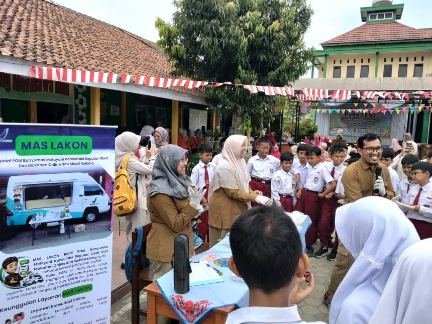 Siswa SDN 2 Sokaraja Kulon mengikuti edukasi keamanan pangan dalam PJAS Fest untuk mengenali dan memilih jajanan yang aman dan sehat.