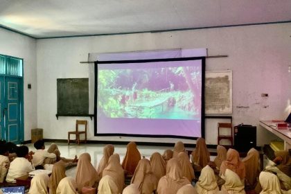 Siswa SD Muhammadiyah Jatinegara, Kabupaten Tegal, mengikuti kegiatan nonton bareng film edukasi Jembatan Pensil.