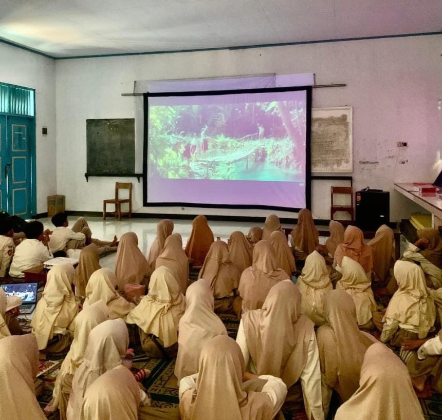 Siswa SD Muhammadiyah Jatinegara, Kabupaten Tegal, mengikuti kegiatan nonton bareng film edukasi Jembatan Pensil.